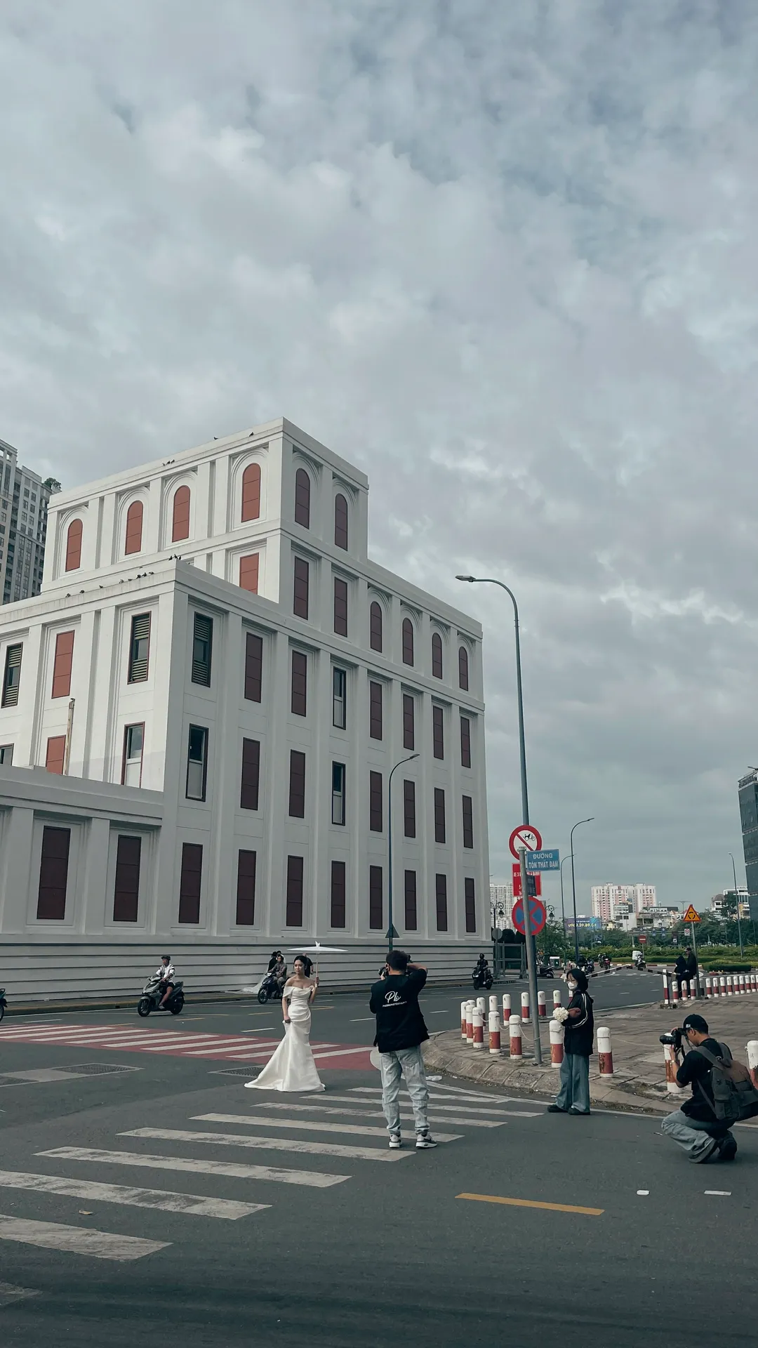 Chụp cưới giữa giao lộ Sài Gòn
