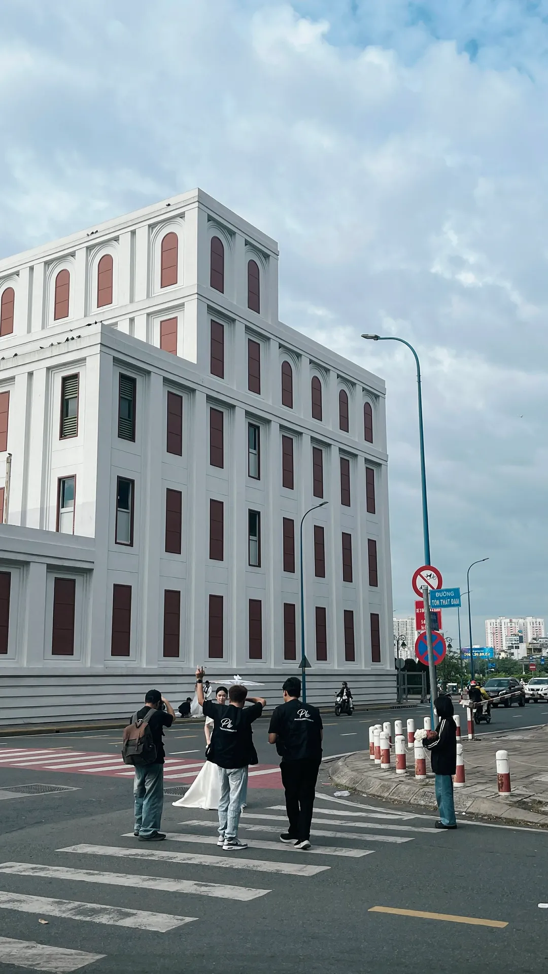 Cả ekip hỗ trợ từng khung hình
